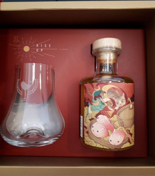 画像2: ウィスキーファインド飛天猫「Hiten Neko - Rise Up Knockdhu 2012 10yo」グラス付きギフトバック　200ml　57.6% (2)